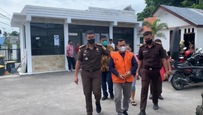 kejari_samosir_tahan_tersangka_korupsi_pengelolaan_jasa_kepelabuhan_di_pelabuhan_simanindo