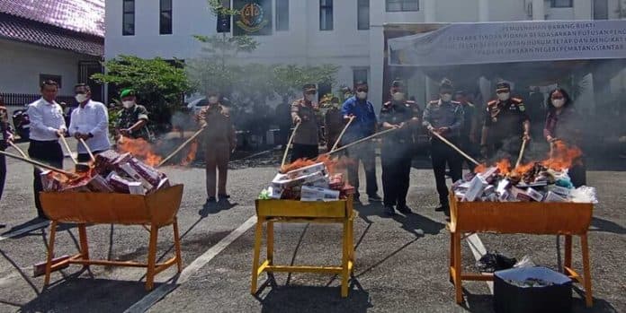 kejari_siantar_musnahkan_4889_bungkus_rokok_ilegal_sabu_dan_ganja