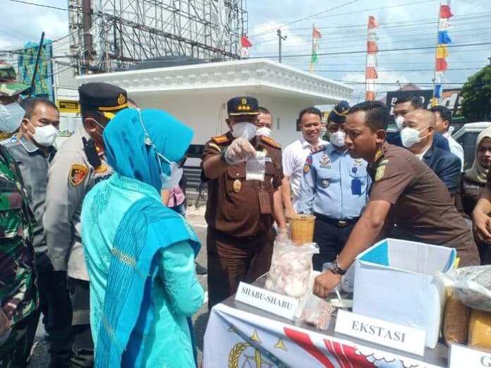 kejari_siantar_musnahkan_726_gram_sabu_sabu_dan_326_butir_ekstasi