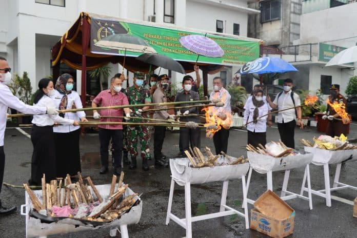 kejari_siantar_musnahkan_barang_bukti_hasil_kejahatan