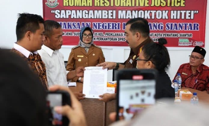kejari_siantar_selesaikan_kasus_penganiayaan_lewat_restorative_justice