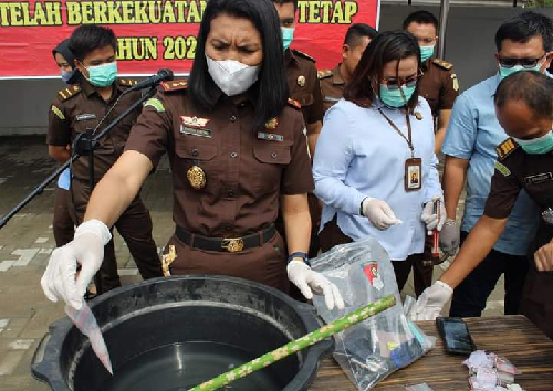 kejari_tanjungbalai_asahan_musnahkan_barang_bukti_hasil_kejahatan