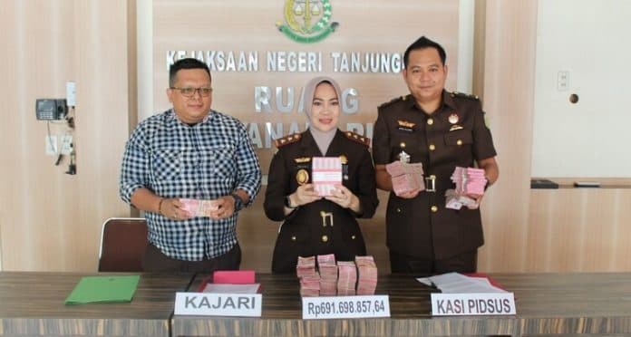 kejari_tba_setor_rp691_juta_uang_negara_hasil_korupsi