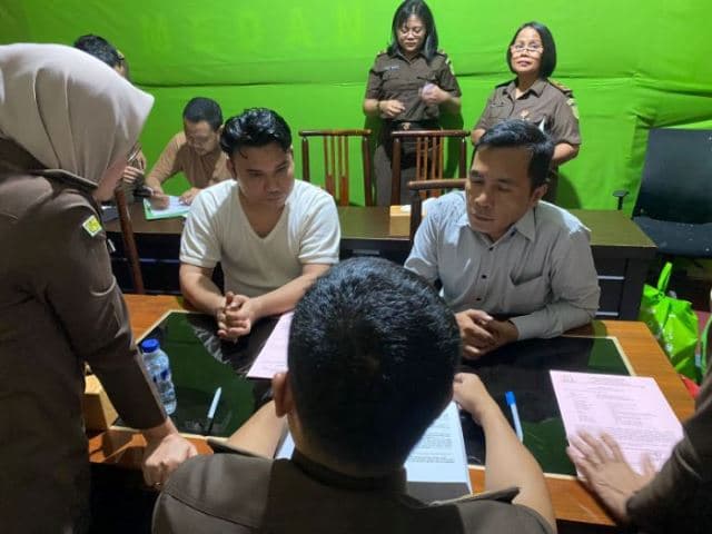 kejari_terima_pelimpahan_tahap_ii_komisioner_bawaslu_medan
