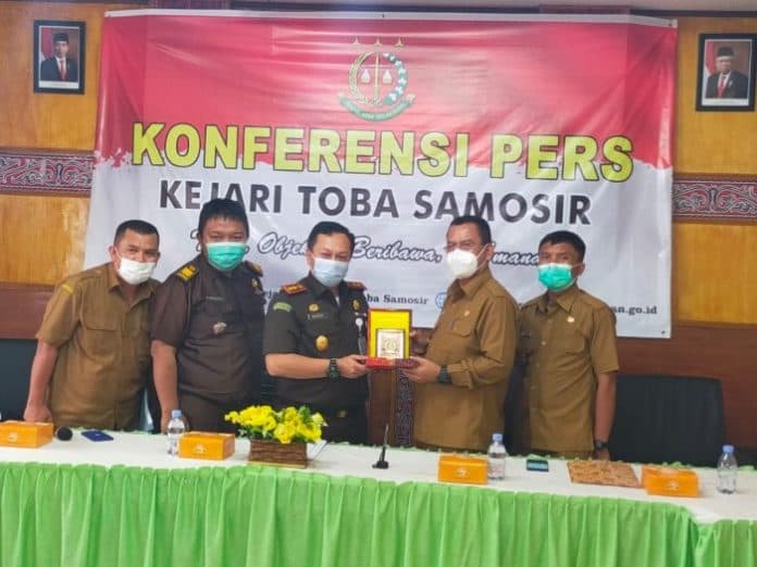 kejari_toba_samosir_terima_plakat_penghargaan_dari_pemkab_toba