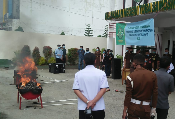 kejari_tobasa_musnahkan_barang_bukti_perkara_tpul