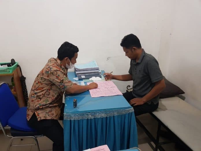 kejatisu_menahan_tersangka_korupsi_rp239_m_dengan_modus_agunan_emas_palsu