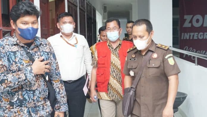 kejatisu_tahan_sekda_samosir_bersama_tiga_rekannya