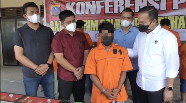 kelabui_warga_pria_ini_nekat_pakai_daster_dan_hijab_saat_mencuri_perabotan_di_medan