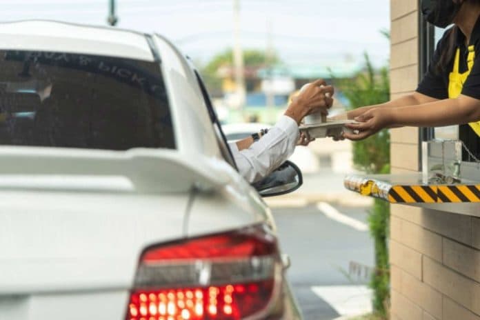 kelakuan_pelanggan_yang_ternyata_dibenci_petugas_drive_thru
