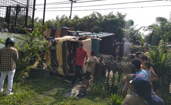 kelebihan_muatan_truk_colt_diesel_timpa_2_sepeda_motor_di_lubuk_pakam