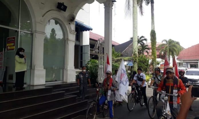 keliling_indonesia_tim_ekspedisi_sepeda_ontel_singgah_di_siantar
