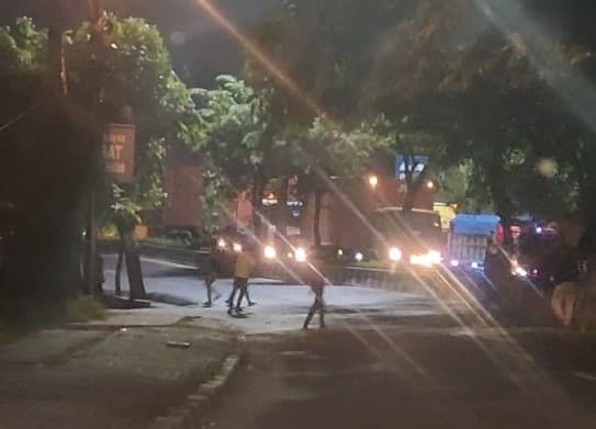 kelompok_gemot_saling_lempar_batu_dekat_kantor_bupati_deli_serdang