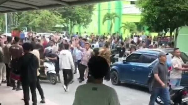 kelompok_mahasiswa_dari_2_perguruan_tinggi_bentrok_di_uin_su_jalan_pancing