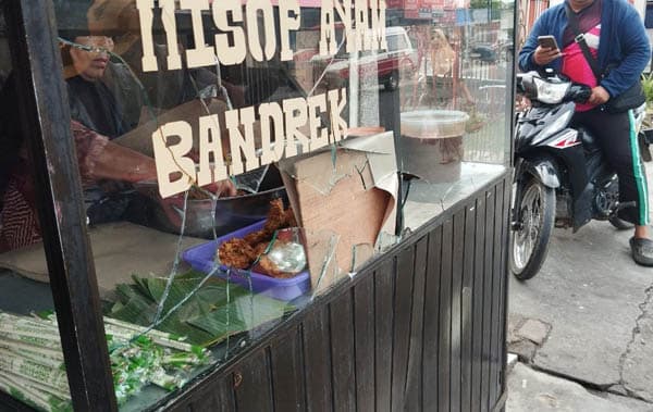kelompok_pemuda_rusak_steling_pedagang_sarapan_di_siantar_warga_desak_polisi_bertindak