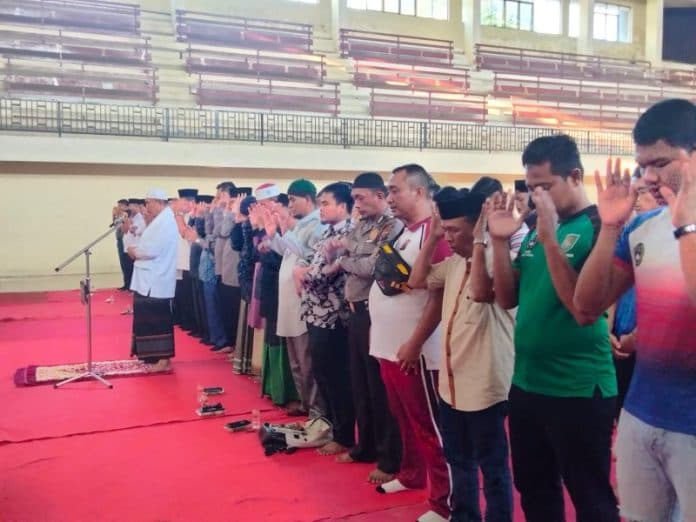 kelompok_suporter_bola_di_asahan_berdoa_bersama_untuk_aremania