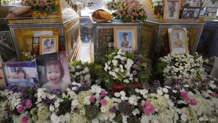 keluarga_berdoa_di_kuil_thailand_untuk_korban_pusat_penitipan_anak_yang_terbunuh