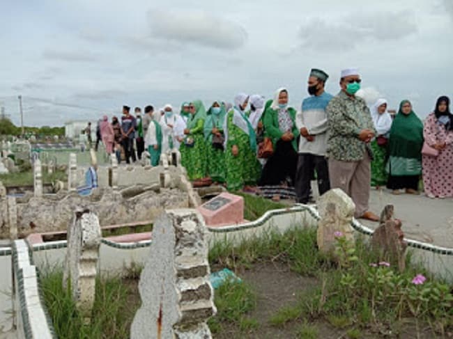 keluarga_besar_al_washliyah_ziarah_ke_makam_para_pendiri