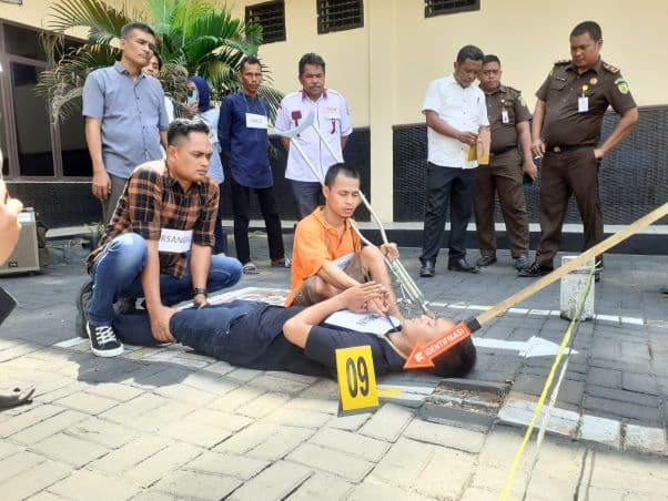 keluarga_korban_histeris_saksikan_rekonstruksi_pembunuhan_firdaus_di_batu_bara