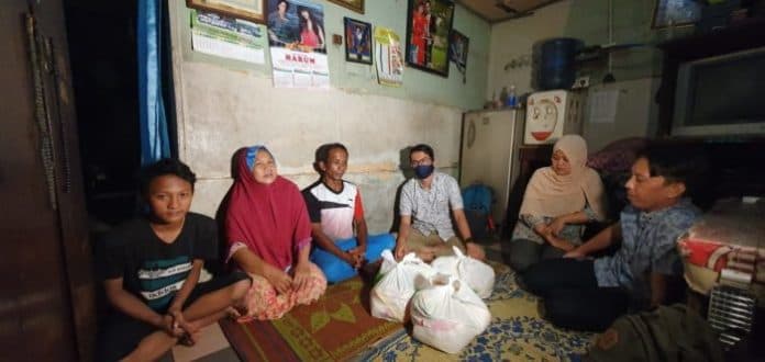 keluarga_mustafa_di_medan_sunggal_terima_bantuan_sembako_bedah_rumah_dan_sekolah_anak_ditanggung_kabaharkam_polri