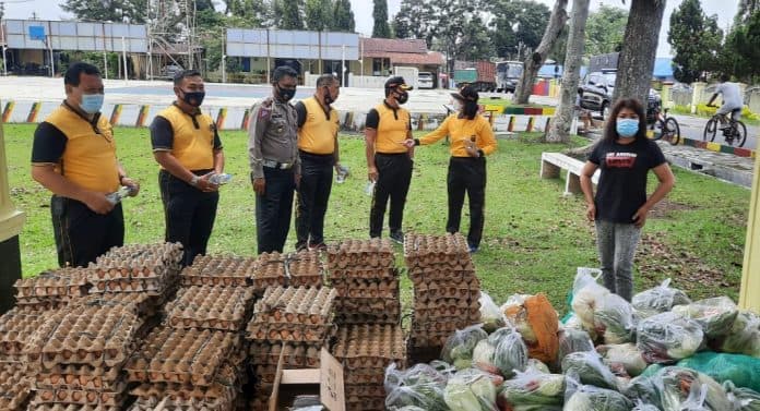 keluarga_polri_jalani_isolasi_mandiri_kapolres_siantar_salurkan_sembako