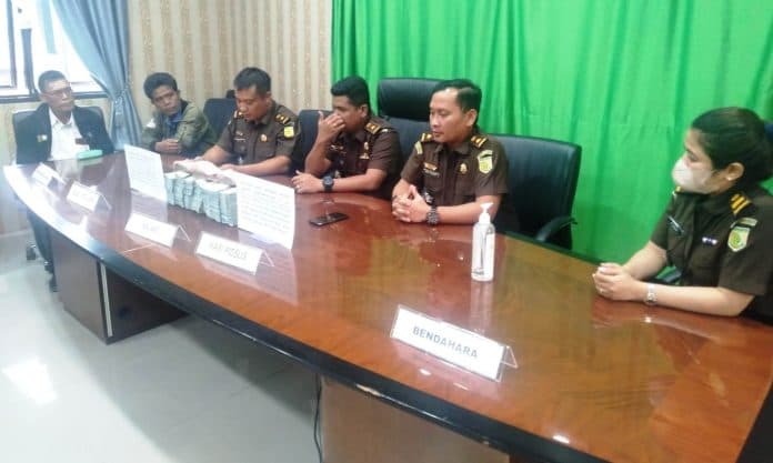 keluarga_tersangka_kasus_apbdes_salaon_dolok_kembalikan_kerugian_negara_ke_kejari_samosir