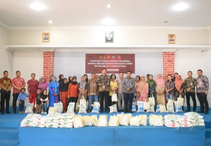 keluarga_warga_binaan_kurang_mampu_dapat_bantuan_dari_rutan_labuhan_deli