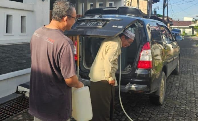 keluhkan_air_pdam_mati_warga_lima_hari_tampung_hujan