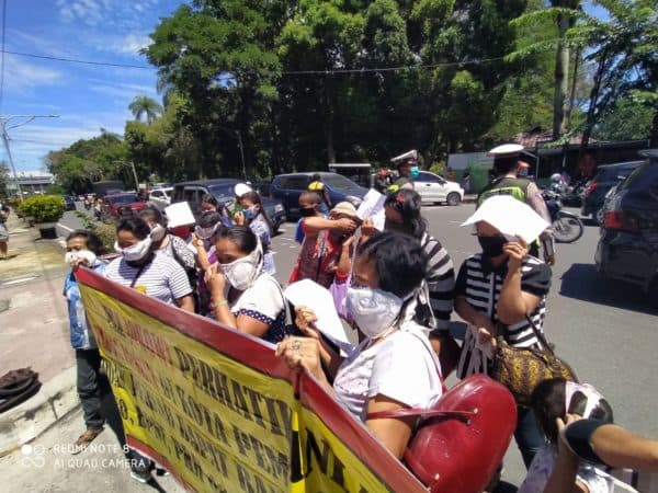 keluhkan_penyaluran_bansos_puluhan_emak_emak_demo_ke_kantor_wali_kota_siantar_pakai_masker_bh