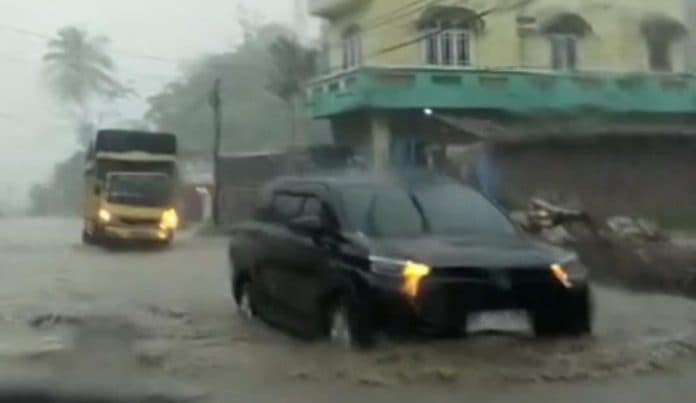 kelurahan_panei_tongah_terendam_banjir_pengendara_deras_airnya_seperti_sungai_bah_bolon