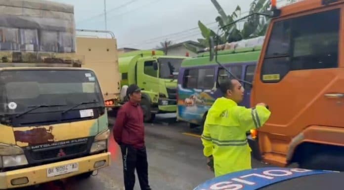 kemacetan_parah_sejak_dini_hari_di_air_batu_asahan_baru_berhasil_diurai