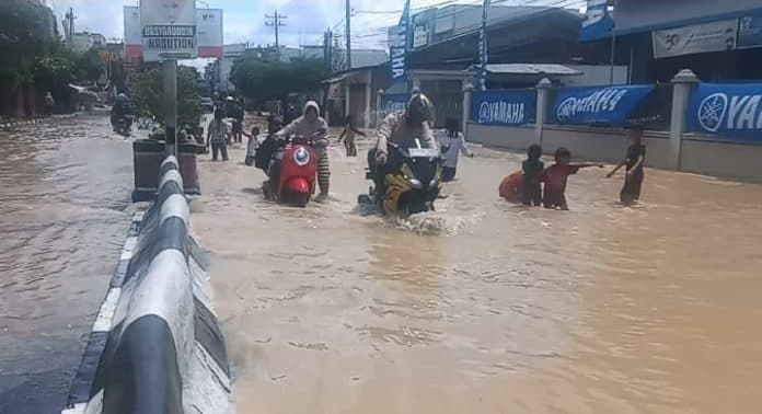 kembali_diguyur_hujan_ruas_jalan_dan_pemukiman_warga_di_tebing_tinggi_tergenang_air
