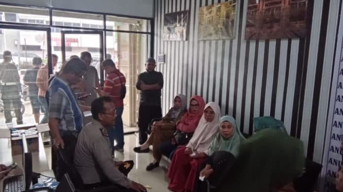 kembali_gagal_berangkat_ke_tanah_suci_puluhan_calon_jamaah_umroh_geruduk_pt_anugerah_makkah