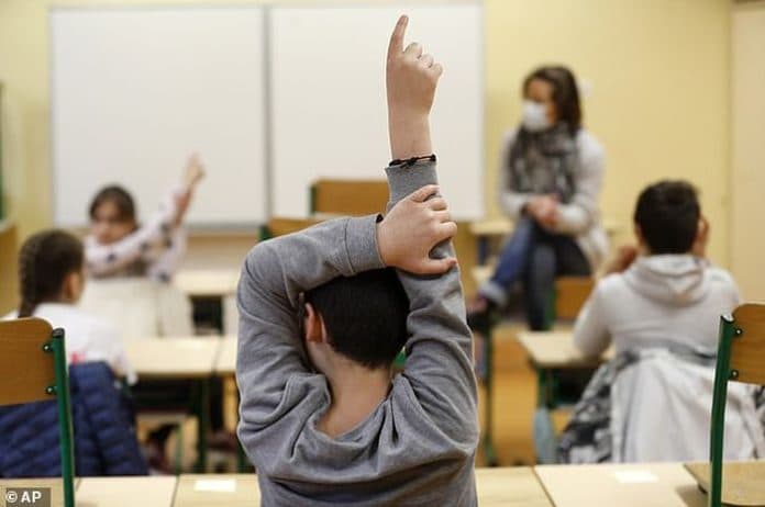 kembali_sekolah_1_siswa_terpapar_corona_rekannya_diisolasi