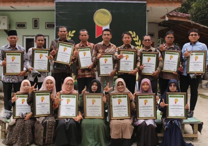 kembangkan_literasi_12_sekolah_swasta_dan_8_rekoris_perseorangan_di_sumut_dapat_penghargaan