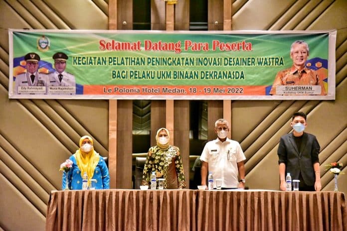 kembangkan_pasar_hingga_ke_luar_negeri_desainer_wastra_diminta_terus_berinovasi