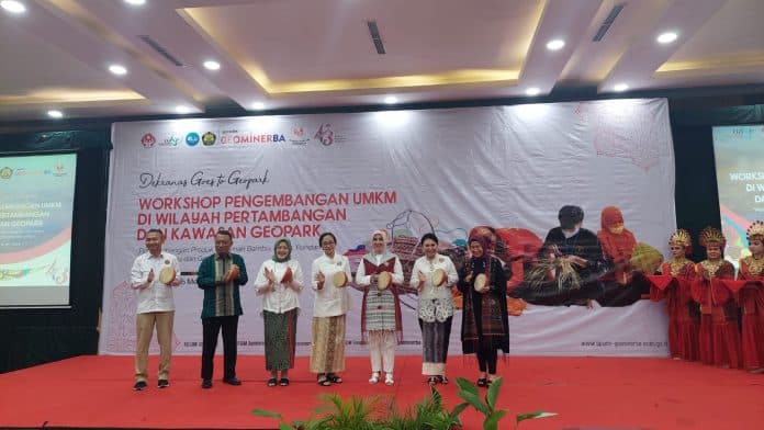kembangkan_produk_material_bamboo_dengan_teknik_coiling_kementerian_esdm_dan_dekranas_latih_umkm_sumut
