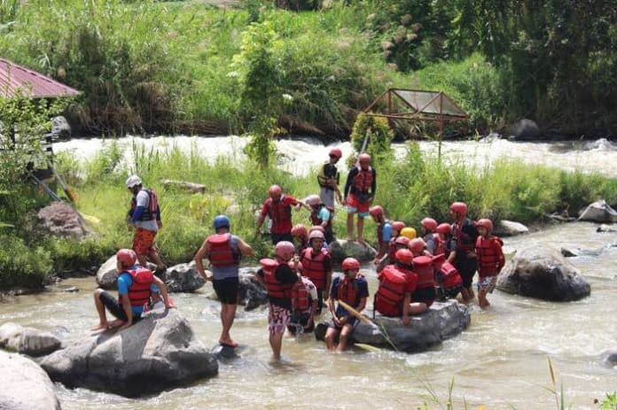 kembangkan_sektor_wisata_dinas_pariwisata_taput_bina_atlet_arung_jeram