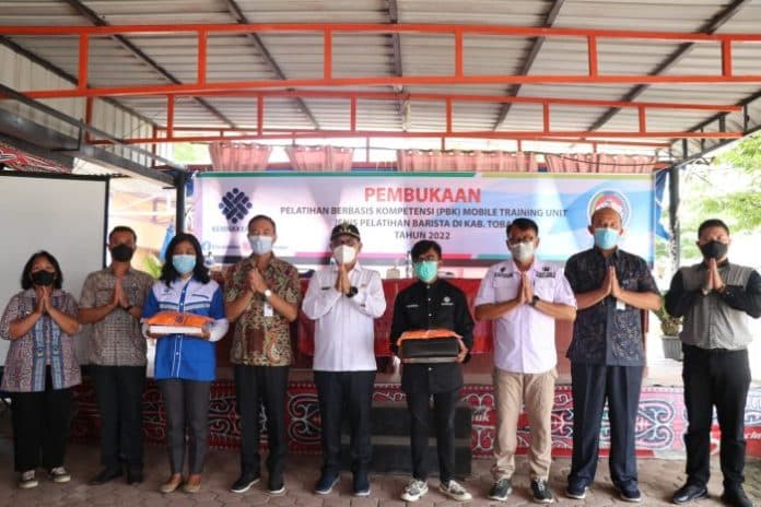 kemenaker_gelar_pelatihan_practical_office_dan_barista_kopi_berbasis_kompetensi_di_toba
