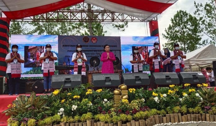 kemenhub_dan_dekranas_gelar_pelatihan_wirausaha_digital_kepada_pengrajin_di_toba
