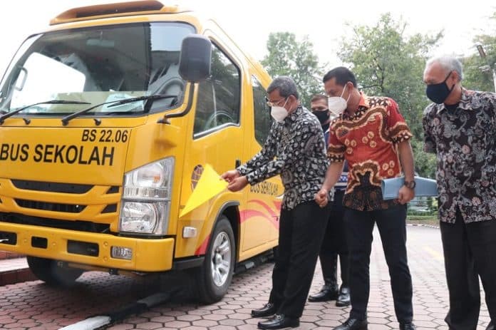 kemenhub_serahkan_1_unit_bus_sekolah_ke_pemko_medan