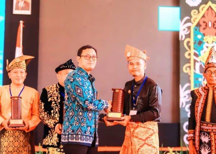 kemenkeu_beri_penghargaan_desa_anti_korupsi_kepada_desa_pulau_sejuk_kabupaten_batu_bara