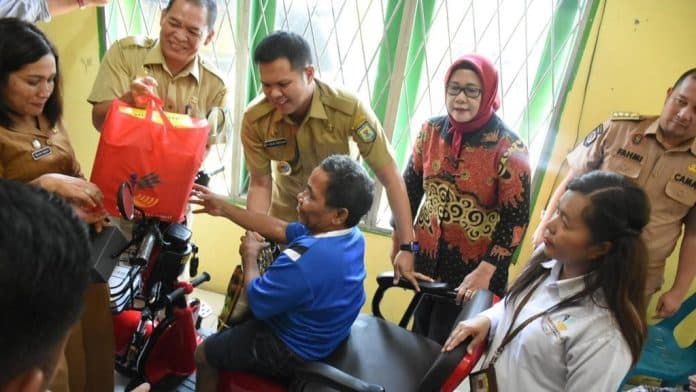 kemensos_ri_berikan_bantuan_bagi_warga_disabilitas_di_sergai