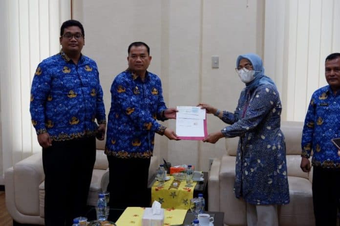kemensos_serahkan_bantuan_rp22_miliar_untuk_relokasi_korban_longsor_di_sibolangit
