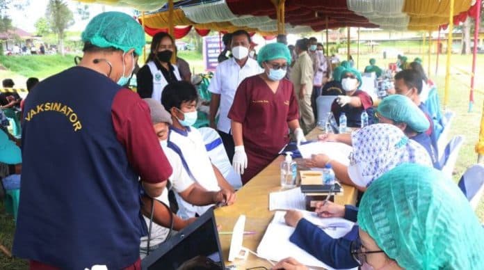 kementerian_parekraf_gelar_serbuan_vaksinasi_di_toba_sari_simalungun_target_2000_peserta