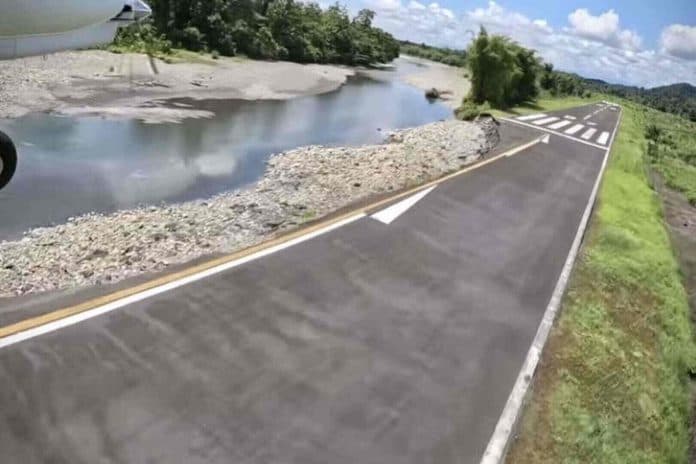 kena_erosi_sungai_landasan_pacu_bandara_batom_di_pegunungan_bintang_terganggu
