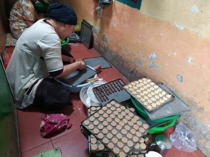 kenaikan_bahan_baku_berimbas_pada_pembuatan_kue_kering_di_siantar