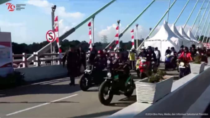 kenakan_jaket_nusantara_jokowi_touring_di_ikn_pakai_moge_bareng_raffi_dan_gading