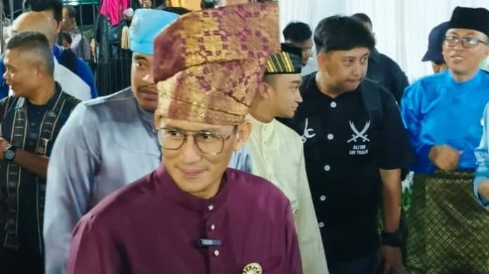 kenakan_pakaian_adat_sandiaga_uno_hadiri_gelar_melayu_serumpun