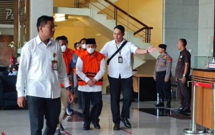 kenakan_rompi_oranye_kpk_tahan_gubernur_maluku_utara